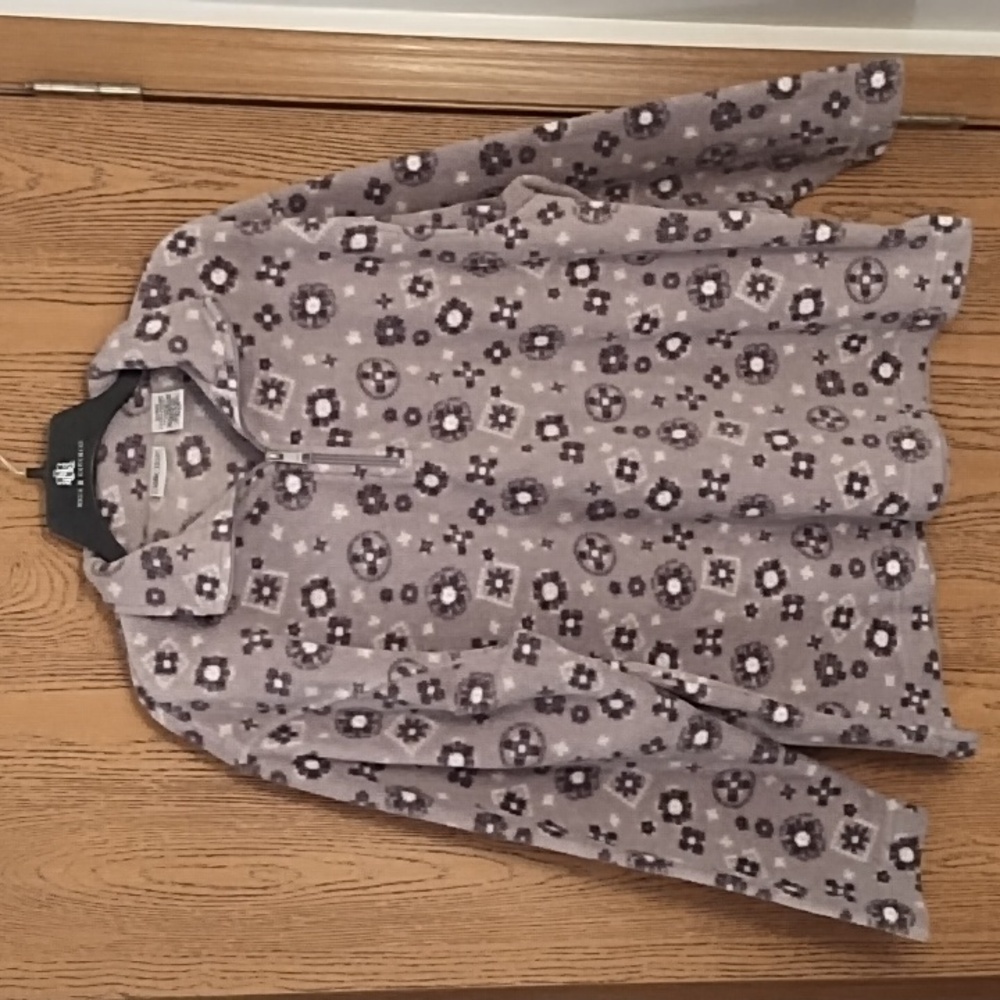 Grey and white Cabin Creek Fleece Pullover